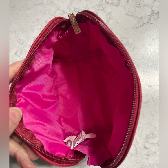 Cosmetic bag & Hair mask - Picture 3 of 3